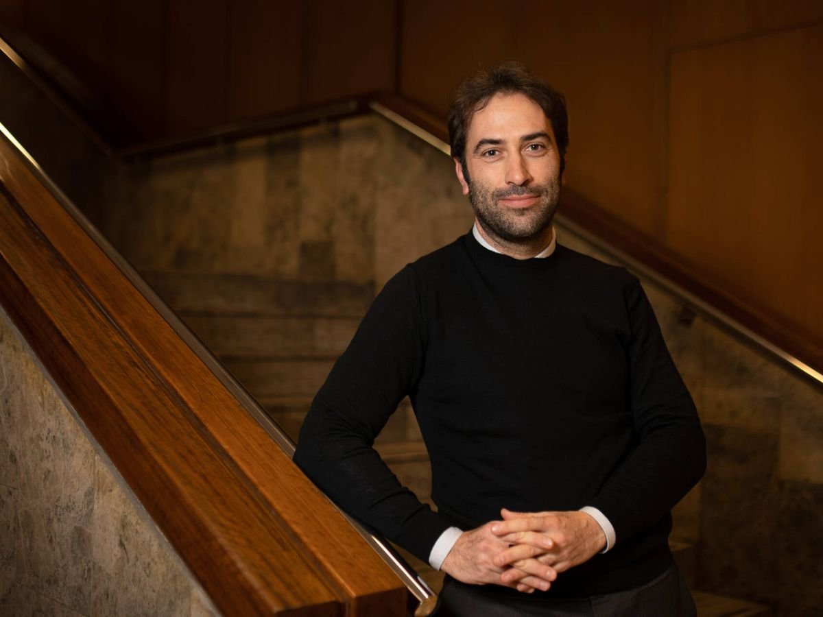 zumitow's tweet image. Nos colamos en el LinkedIn del nuevo Ministro de Economía para ver en qué ha currado este amigo...

Quien se supone... viene a hacer que el país crezca económicamente. 

Algo de nociones de empresa tendrá el hombre ¿no? 👇