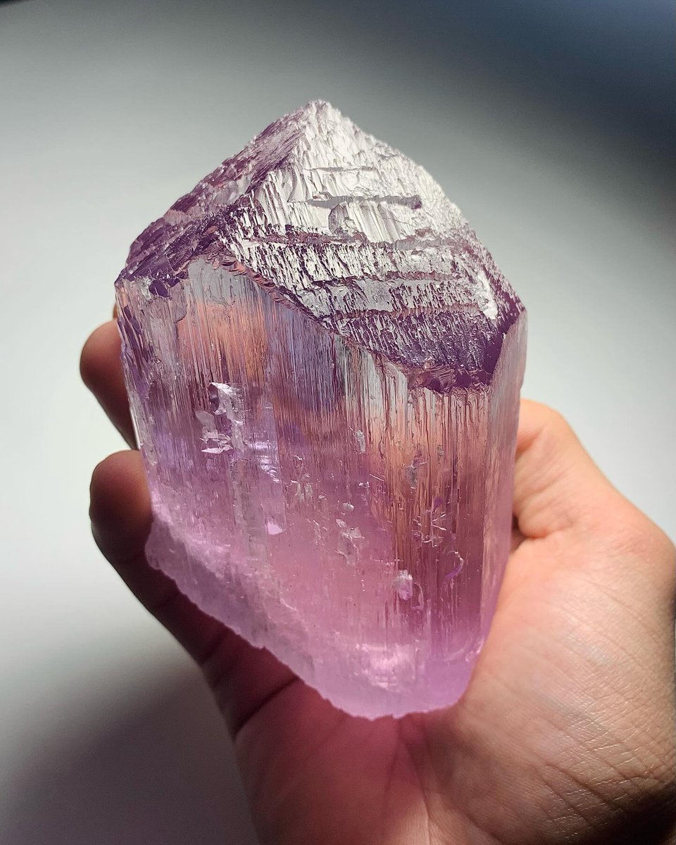 GeologyTime's tweet image. Gorgeous DT natural kunzite crystal, from ~Dara e pech, Kunar, Afghanistan 🇦🇫

Photo: Quality Minerals   (The collector choice)