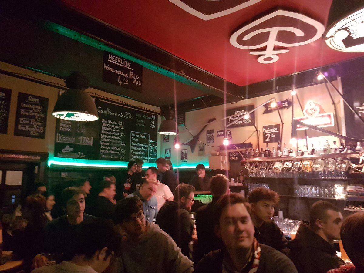 Domaniac42's tweet photo. Kneipe in Heidelberg. St. Pauli-Kneipe. Immer stabil in #VfB-Hand. #Eckstein #hierregiertdervfb https://t.co/aJ8XeTu8XU