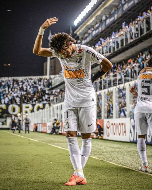 mundodabola's tweet photo. Esse dia foi louco! Na Libertadores 2012, o técnico do Bolivar disse que não conhecia Neymar.

Após perder a primeira partida em La Paz por 2 a 1, o Santos meteu 8 a 0 no time boliviano na Vila Belmiro.

Neymar fez 2 gols, deu 3 assistências e comemorou assim. https://t.co/5HTW3Z29WF