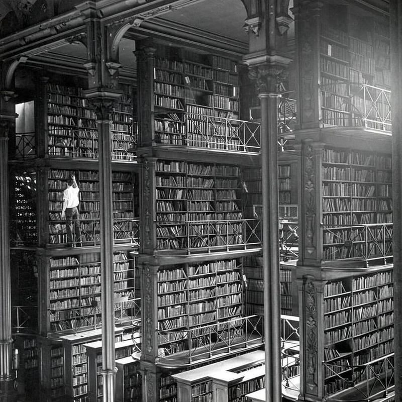8. Un hombre busca libros en la antigua Biblioteca Pública de Cincinnati. El edificio fue demolido en 1955
