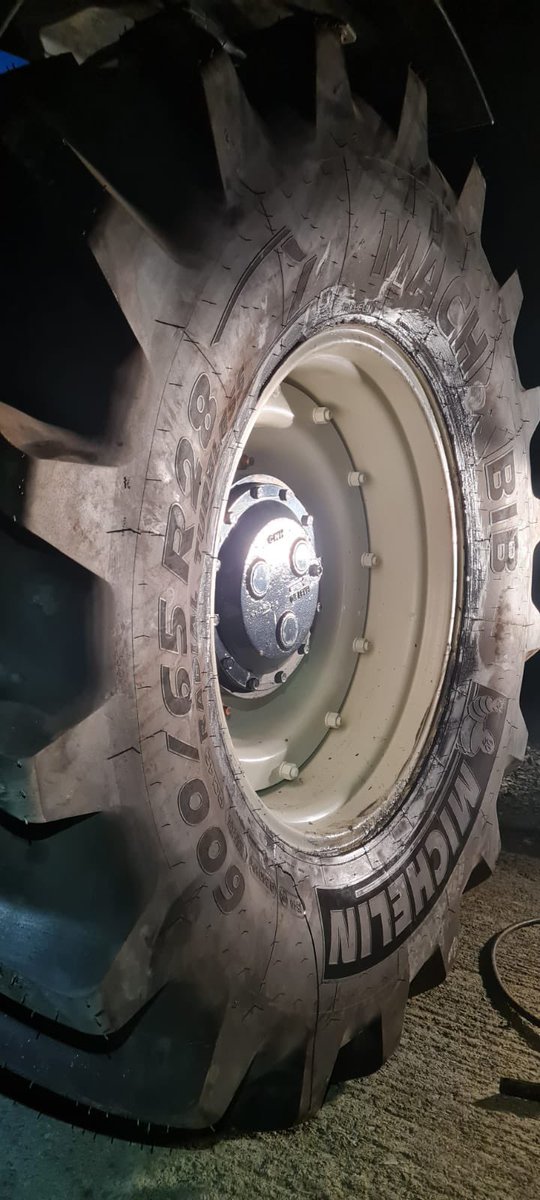No bother to Owen fitting at set of <a href="/MichelinAgriUK/">Hijacked</a> MachXbib in the dark!! He makes it look easy!!
<a href="/MichelinBiz/">Michelin Business</a> <a href="/Michelin/">Michelin</a> #farming #farmers #tractor #newholland #newtyres #monasterboice