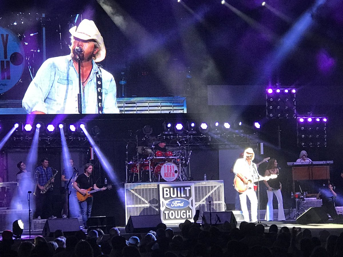 cherishlombard's tweet image. The world of country music lost a legend when Toby Keith passed away.

Thankful to have been able to meet him and listen to him share a few stories backstage in Nashville before watching him give an incredible performance in 2017.

“So play it sweet in heaven” 🎶 

#TobyKeith