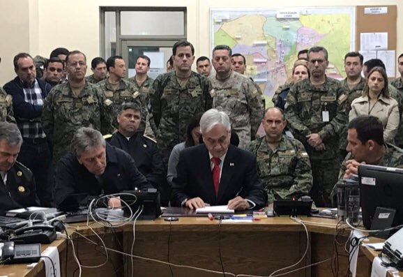 PH_Ovalle's tweet photo. Lamentamos profundamente la muerte del presidente #SebastianPiñera, si hubiera habido justicia en nuestro país hubiera estado preso y no de vacaciones. Enviamos nuestras más profundas condolencias a su familia y a todas las familias de las personas asesinadlas en su gobierno. https://t.co/ibOaOT0IGP