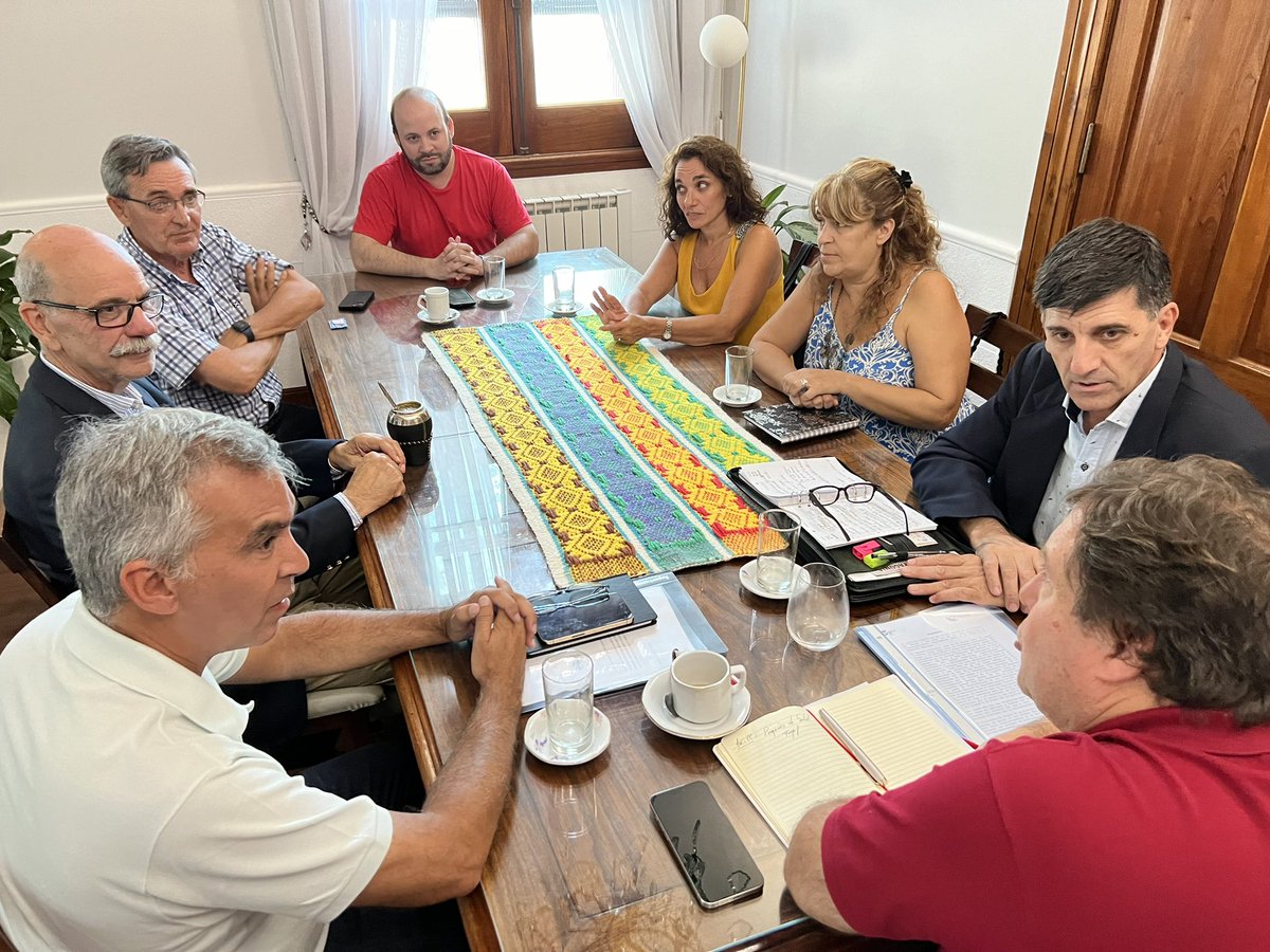 Buscar acuerdos con la oposición es esencial para promover la representatividad democrática, garantizar la estabilidad política, fortalecer la legitimidad de las decisiones, mejorar las políticas públicas y fomentar el diálogo y la negociación en el ámbito político.

Con el