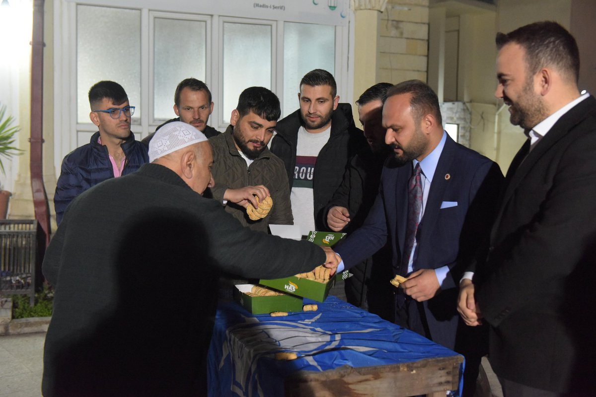 yunuskorkmazz01's tweet photo. AK Parti Ceyhan İlçe teşkilatı olarak, ilçe başkanımız @AvSuleymanYesil ile birlikte Miraç kandili vesilesi ile Çifte minare camimizde yatsı namazı sonra hemşehrilerimize kandil simidi ikramında bulunduk. Tüm hemşerilerimizin kandilini kutlar hayırlara vesile olmasını temenni ederiz. @onderryucel
