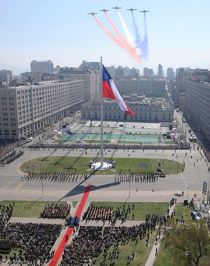 Caplevi1540's tweet photo. Inauguración de la Bandera Bicentenario en 2010 por el presidente Piñera en la celebración del bicentenario de Chile.

Veo con mucha nostalgia esta imagen, que buenos tiempos eran. https://t.co/zTWfAJEOIT