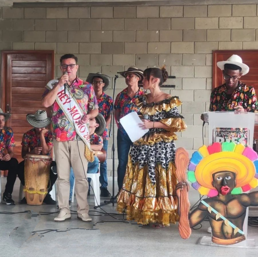 IedPies's tweet photo. La @IedPies recibió la honorable visita del #ReyMomo del #Carnavaldebarranquilla 2024, el maestro @JuventinoOjito, quien compartió su vasta experiencia musical y folclórica con todos nuestros estudiantes y docentes quienes le expresaron toda su admiración.

@heidy2009 👣 https://t.co/tkRGmFROWJ