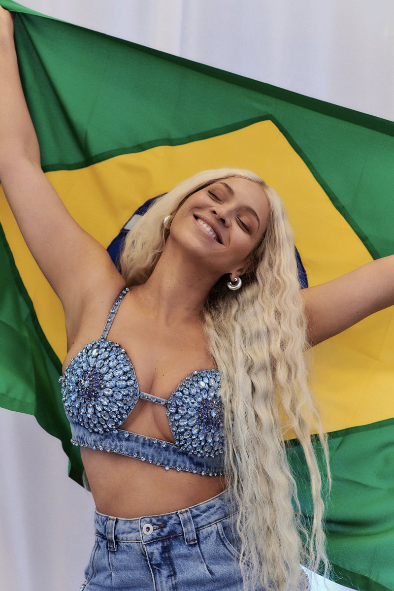 beyonceaccess's tweet photo. O Secretário de Cultura de Salvador, Pedro Tourinho, revelou que Beyoncé arcou com todos os custos do Club Renaissance!

"Ela veio para cá, não foi a nenhum outro país do mundo. Fez um evento aqui para os fãs. Lançou um filme aqui, mudou a localização do perfil dela por uma semana inteira para Salvador. Você sabe o valor disso com alguém que tem 300 milhões de seguidores?  O que a Beyoncé viu que as marcas não viram? E por que as marcas não estão vendo? O que é que faz com que as marcas não vejam? Eu respondo. Racismo, pouca diversidade nas empresas, métricas viciadas para o mercado publicitário focado no eixo Rio São Paulo. É isso. Não tem segredo. E essa provocação eu faço muito à vontade. “

“Veio dela, da equipe dela. Que Salvador fosse o lugar do mundo que ela deveria lançar o filme. O insight foi a capital afro, a quantidade de população negra, a potência e a pujança cultural e os fãs. O engajamento que os fãs de Salvador têm com a artista. E aí tem esse posicionamento e essa verdade de Salvador ser a maior capital da diáspora africana.  

— Pedro não sabia que a Beyoncé viria para Salvador. “Mas a comunicação era o lançamento internacional do filme. Que para a gente já é ótimo. Imagina o lançamento internacional do filme da Beyoncé em Salvador! Já está maravilhoso. Se ela mandasse só a réplica do cavalo, já estava lindo. No dia, deu para entender que ela viria porque tivemos um pedido de apoio maior de logística e de segurança da cidade. E foi uma grande surpresa para todos, porque realmente ela fez tudo, ela pagou todas as taxas da Prefeitura, ela alugou centro de convenções. Ela montou tudo. Haviam uns 400 seguranças. Ela pagou o jantar, que tinha comida e bebida de graça, para 4.000 fãs. Foi um lançamento de marketing maior do que qualquer outra marca já fez. E estamos falando da Beyoncé, umas das artistas empresárias mais eficientes. Então ela não fez isso por acaso. Agora por que é que as marcas não veem isso?"

Leia mais em: https://t.co/xaHqpYYP7E
