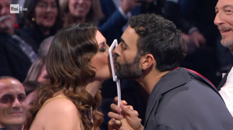 rtl1025's tweet photo. Il preserbacino 💋😂
@mengonimarco @Simo_Ventura 

#Sanremo2024 
#RadioFestival https://t.co/yhpLXw5hcu