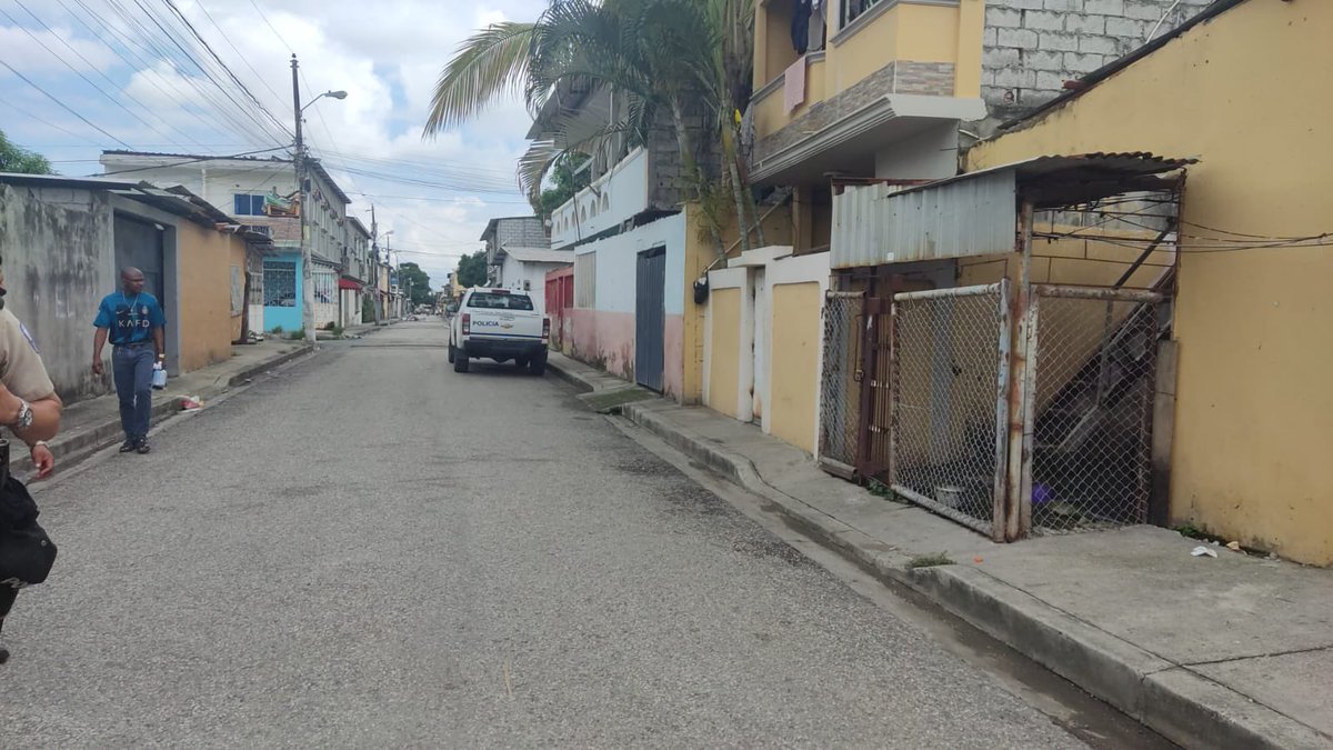 TERRORISTA ABATIDO

Por un servidor policial investigativo, quien mientras se trasladaba a su domicilio, en #GYE, fue atacado por un antisocial que atentó contra el uniformado con un arma de fuego, por lo que en #UsoLegítimoDeLaFuerza resultó abatido. 

#CompromisoInquebrantable