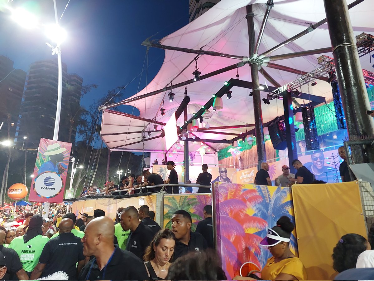 ibahia's tweet image. Cadê o GG? A expectativa está alta para a chegada de Léo Santana aqui no circuito Orlando Tapajós (Ondina-Barra) #ibahia #Carnaval #Pipoco