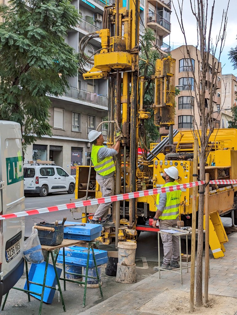 NucleoYa's tweet photo. Ya empiezan las catas para el parking de C/Floridablanca. 
¿No existe ya uno totalmente infrautilizado a 100m?
Lo que se necesita es sacar los coches del centro, no meterlos. 
#NoParkingFloridablanca https://t.co/G2QmQDGqWs