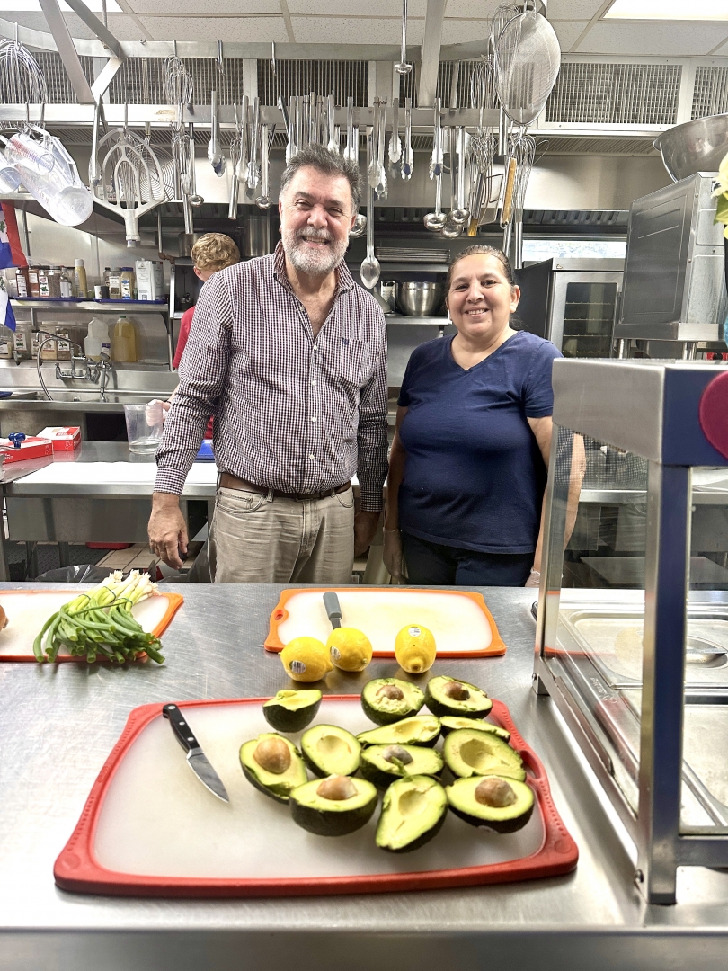 catia_price's tweet image. Our International Cuisine Elective had a delightful treat today as two special guests shared their expertise in making delicious Venezuelan arepas called &quot;Reina Pepiada.&quot; #UnitySchool #MiddleSchool🌍