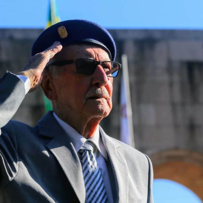 sentandoapua's tweet photo. Comando Militar do Sul Celebra os 102 Anos do Herói da Segunda Guerra, Capitão Elmo Diniz - Defesa TV - https://t.co/vYoJzsB5ay
#veterano #historia #WWII #FEB #Exército #102anos @CmdoCMS https://t.co/U6Wg3gqocY