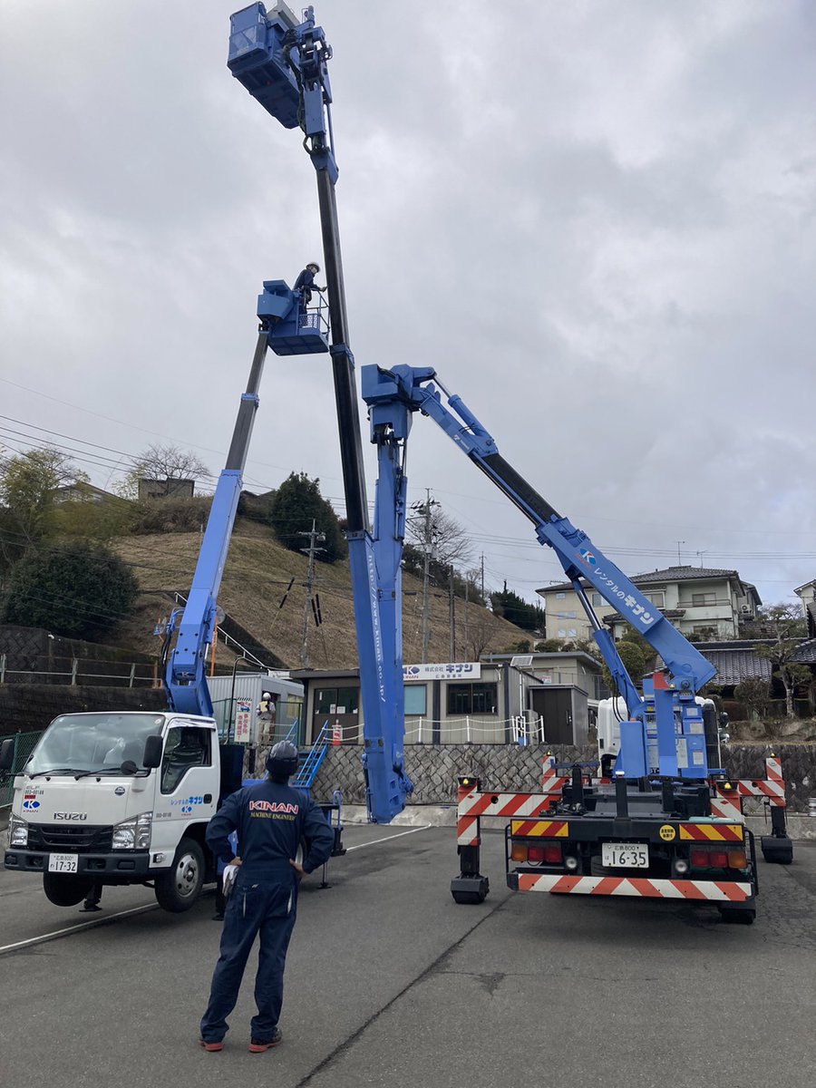 KinanKosyo's tweet photo. 広島営業所です♠️🤳🎉
BT-400大型橋梁点検車のメンテナンスを実施中です。
ブーム全体にグリスを塗布すると同時に、異常がないか厳しい目で点検していきます。
#キナン #橋梁点検 #橋梁点検車 #整備 #広島 #高所作業車 #BT400 #建設機械 https://t.co/iyZ18e7Fwp