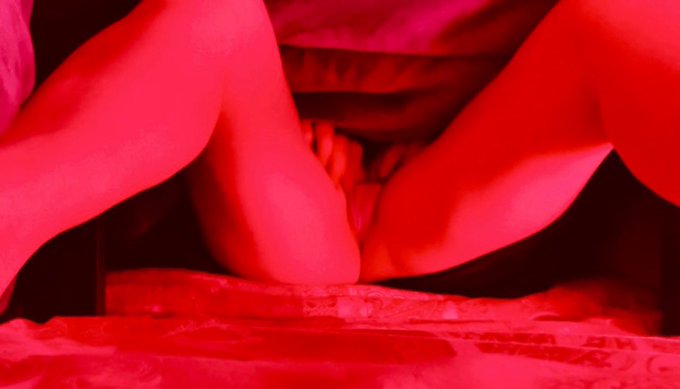 逝く感覚を知ったのはどのタイミングか覚えてないけど&hellip;あそこを触ると気持ちいいということを覚え始めたのはこたつの中だったと思ふ。家族が近くにいる中でいけないことをしてる自覚もあったなぁ。そんな思い出を動画にしたのでお楽しみに♡