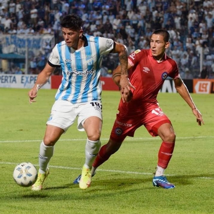 NSDAJok's tweet photo. [SUMÓ EN TUCUMÁN] El equipo de Guede igualó sin goles ante Atlético, sigue invicto y acumula 5 puntos en la Copa de la Liga Profesional. El sábado recibe a Banfield en La Paternal.

#NSDAJ #AAAJ https://t.co/aQzKUWF5P7