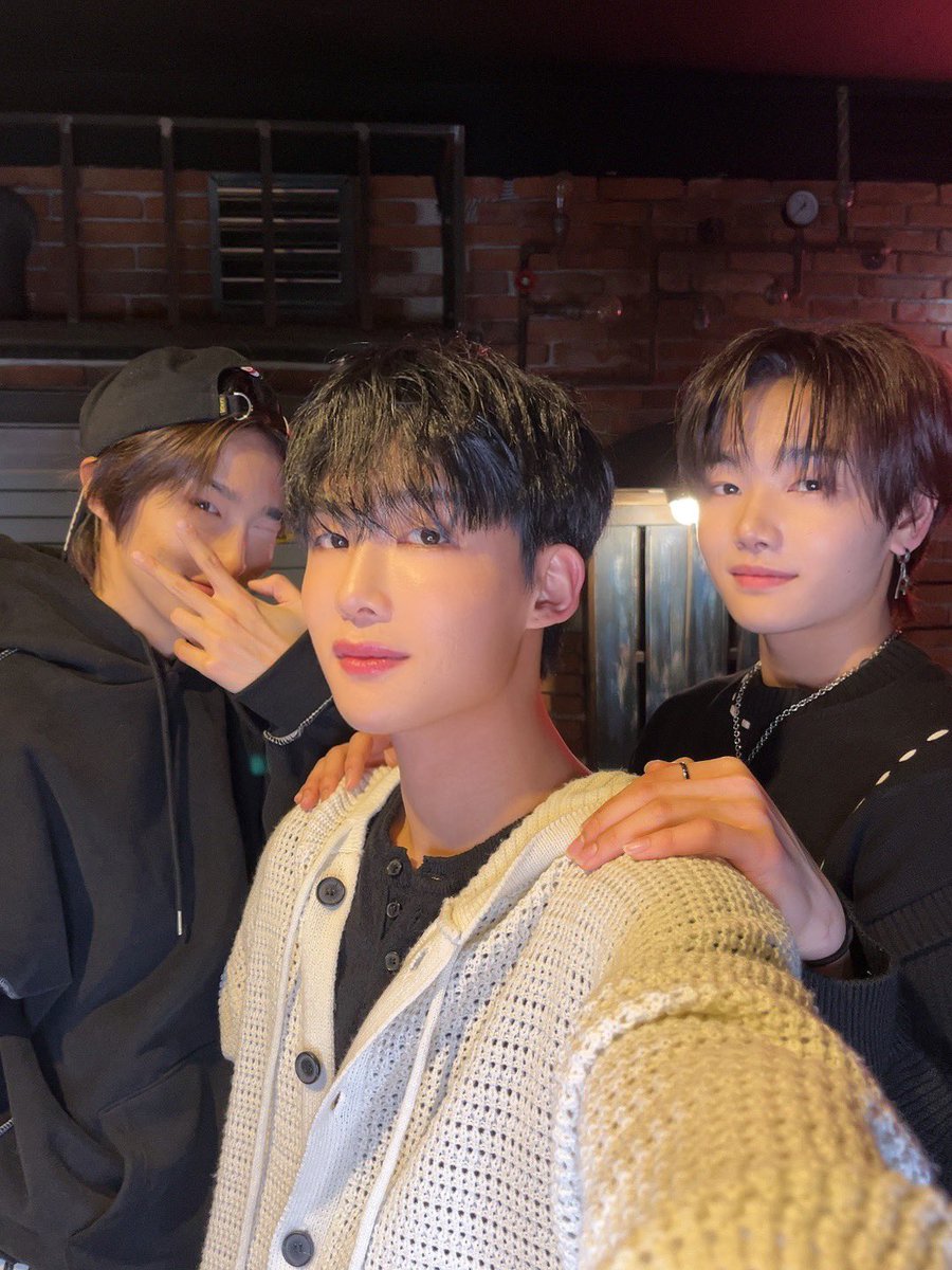 singingbeetle's tweet photo. [From. KENNY]  Help us convince our pretty Seok to take more pics 🤧

#케니 #KENNY #SBBOYZ https://t.co/ztFbt5zzuT