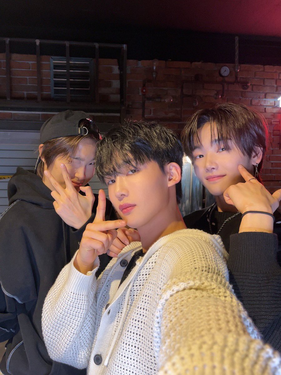 singingbeetle's tweet photo. [From. KENNY]  Help us convince our pretty Seok to take more pics 🤧

#케니 #KENNY #SBBOYZ https://t.co/ztFbt5zzuT