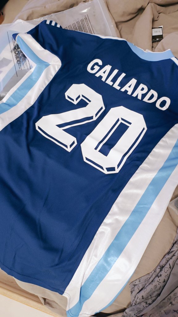 ale_ciz's tweet photo. Llegó el 1er pedido de gmkits1 en 28 días, con la ayuda del tuto del crack de @GorrasCavs, una locura la calidad de la versión jugador de Argentina 2023 y la del 98 a pesar de ser retro, la tela, y los detalles un lujo. Un viaje de ida. https://t.co/C7XNguwWXB