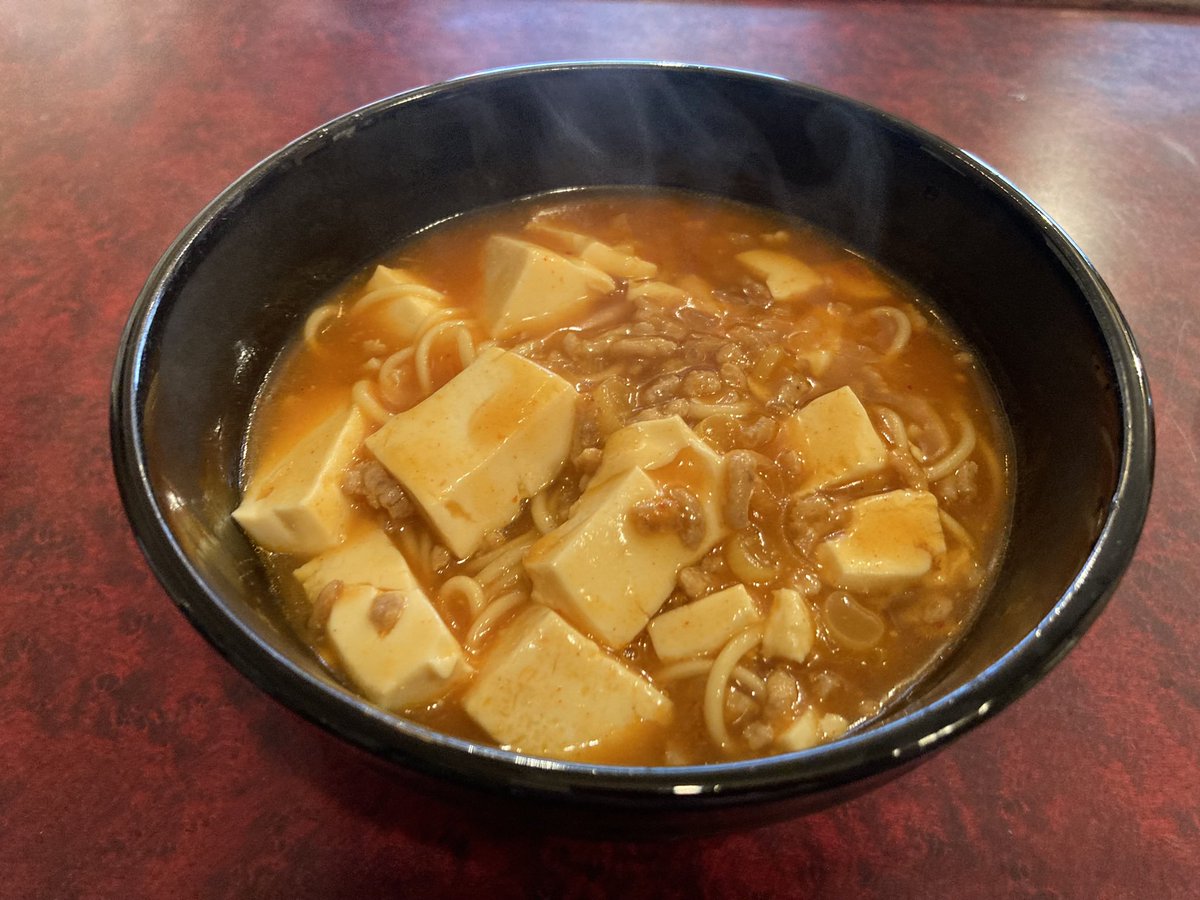 ma_ddy_chan's tweet photo. こんにちは〜(๑´ω`ﾉﾉﾞ✧
今日もお店でランチやってます♪
今日のメニューは
麻婆麺+小ライスです✨
温まりますよ〜🤤♡ https://t.co/tsjbJswa5K