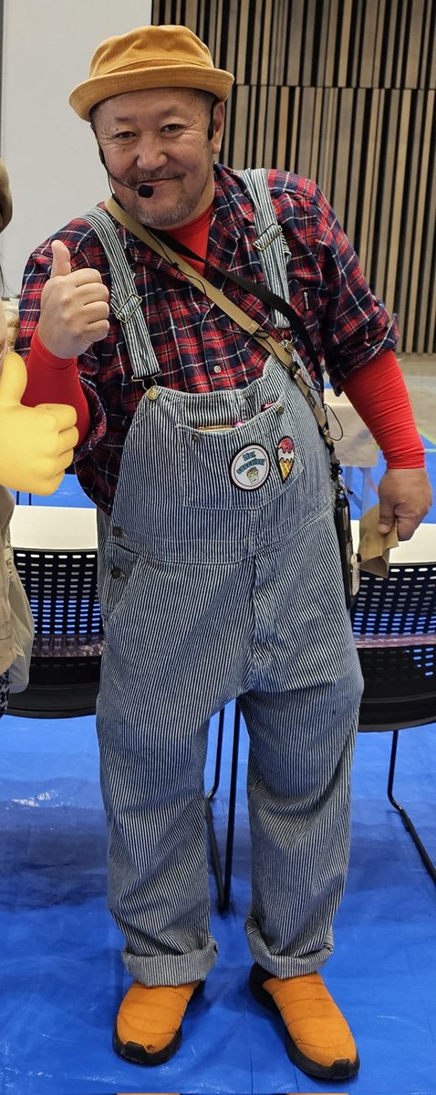 めちゃくちゃご無沙汰振りの投稿です😅
1月のフェス初めて行って来ました😆
リエールパパと写真撮りましたん❣️
そして整理券で幸運の数字を頂いて見事福袋GET出来ました✌️結構出費したけど可愛い子達が買えて満足😊春になったら植え替えてあげようと発根待ちです🎶