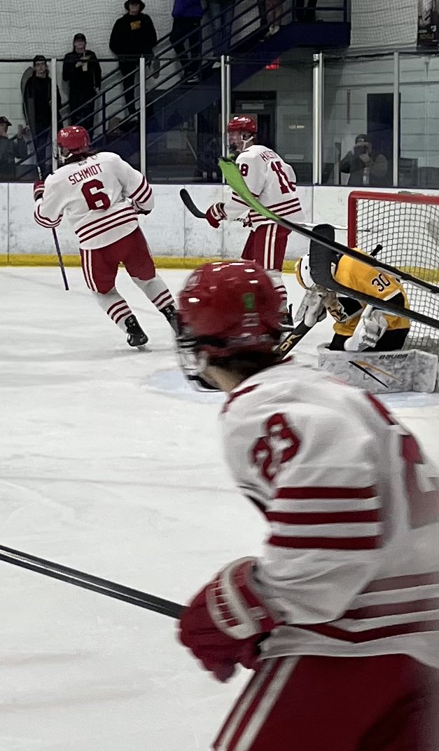 BlasingMWHS's tweet photo. Gage Schmidt ties it up for our Scarlets late in the 2nd period.  Schmidt brothers with both goals so far. https://t.co/u6Ujzfc3EI