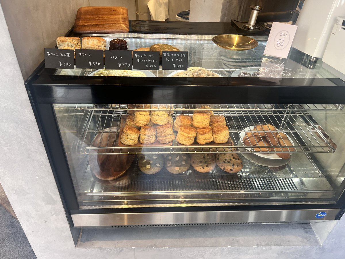 Chef_Cinema's tweet photo. 本日NEW OPENのお店です✨
＼ottiy's sweets／
サクホロスコーンがめちゃウマ！
9:00〜17:30ぜひご来店下さい♪ https://t.co/632eh71qNU