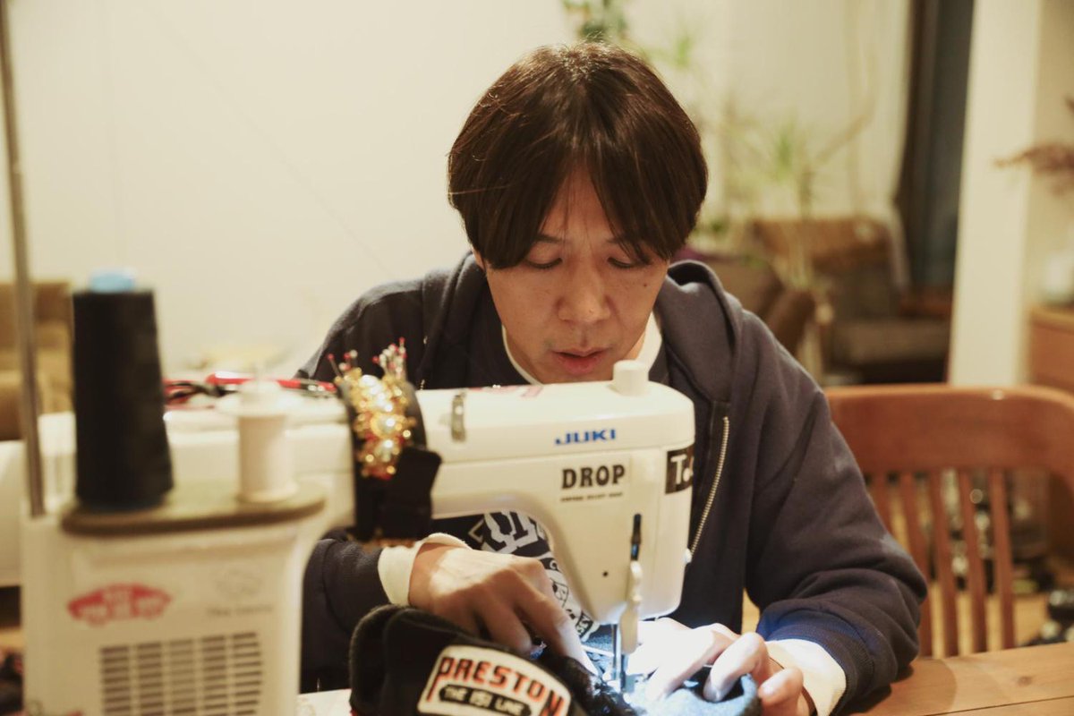 fashionsnap's tweet photo. 「さんまさんも昔ミシンにハマったらしくて。デニム用のとっても大きいミシンを買ったんですけど『ずっとやってまう、他のことができへんようになる、これはあかんわ』と辞めたらしいんです」

【インタビュー】ロッチのコカドが想像よりもミシンガチ勢だった件について
https://t.co/dPKD0Es2Sg https://t.co/3XyfuylkL6