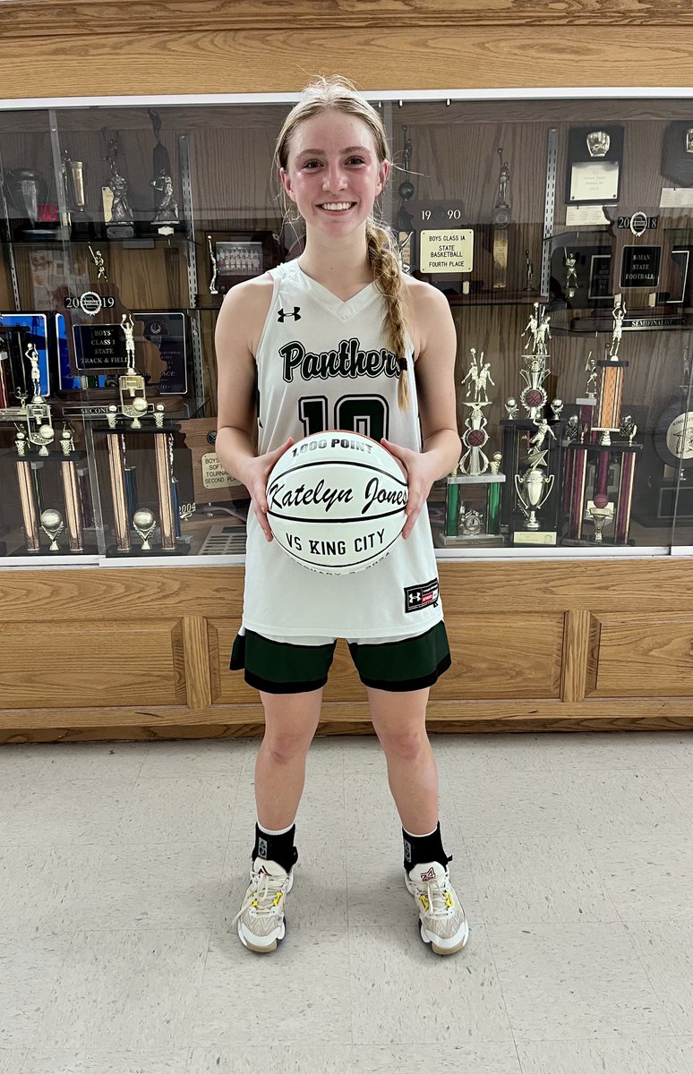 BrentJo96789496's tweet photo. Katelyn Jones of the Pattonsburg Panthers was recognized in tonight’s game for scoring her 1000th career point last Friday vs King City. https://t.co/avcsURzY2j