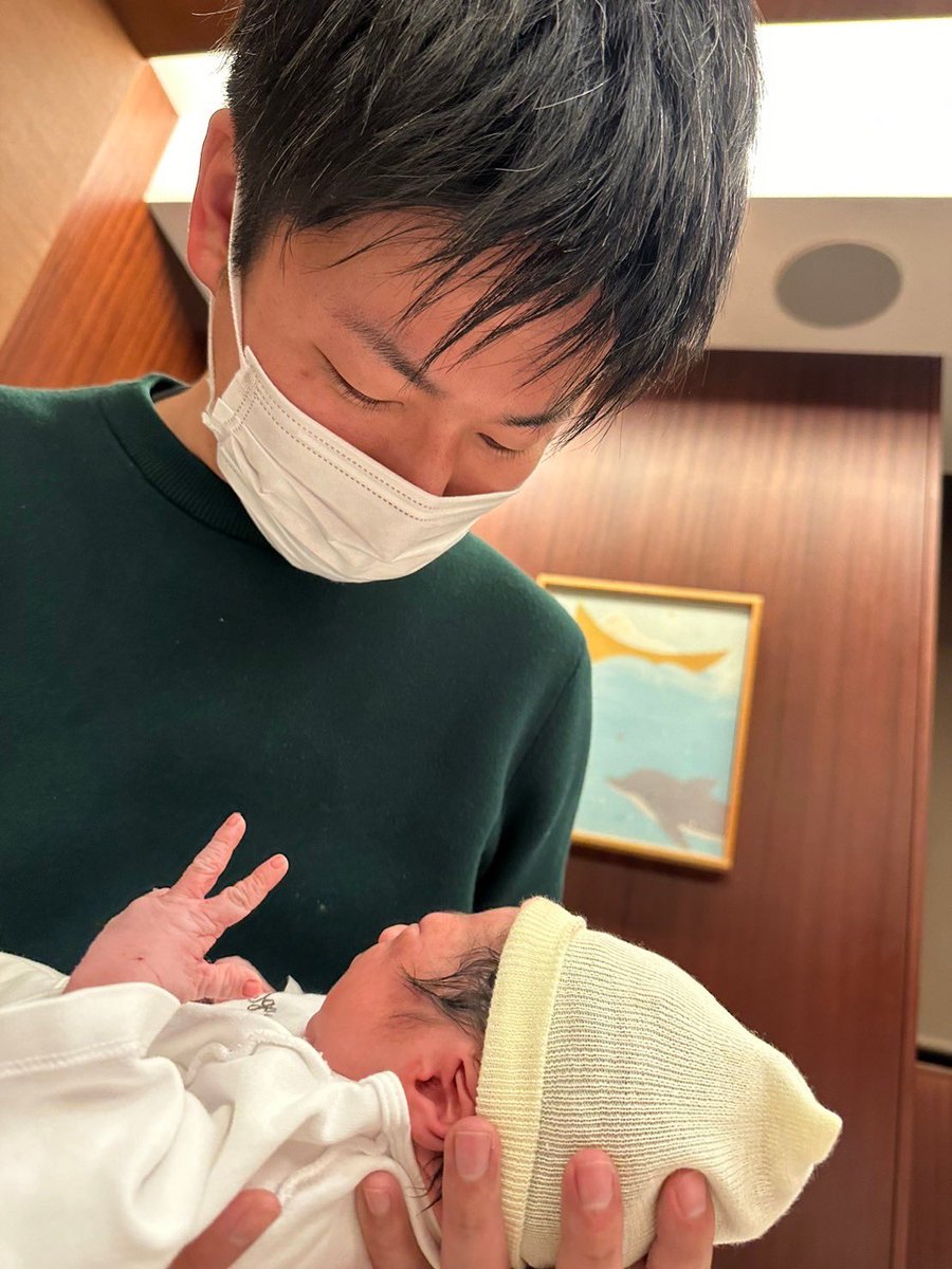 P82Tk's tweet photo. 2/4に生まれました〜
お互い命懸けだったけど、赤ちゃんも元気に泣いてくれて
わたしも本当に死にかけたけど生きてる〜〜
現代医療ありがとう〜〜

生まれた瞬間から2人してめろめろの小さめboy👶 https://t.co/8mT1tUVPa5