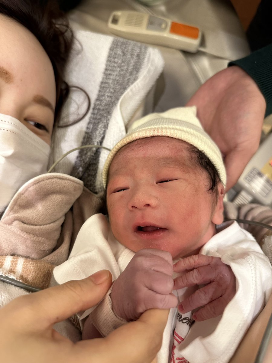 P82Tk's tweet photo. 2/4に生まれました〜
お互い命懸けだったけど、赤ちゃんも元気に泣いてくれて
わたしも本当に死にかけたけど生きてる〜〜
現代医療ありがとう〜〜

生まれた瞬間から2人してめろめろの小さめboy👶 https://t.co/8mT1tUVPa5