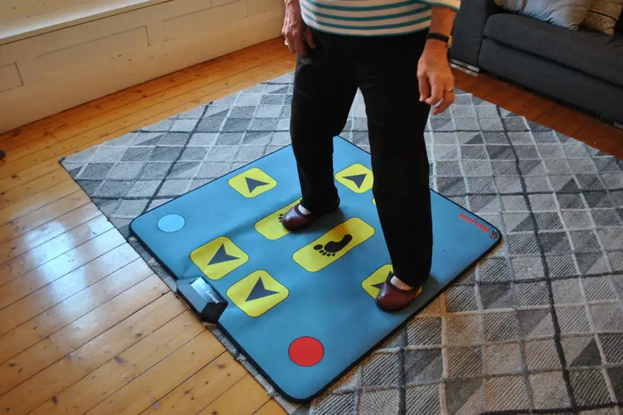 A game that prompts players to step on different arrows, like a dance mat, reduced falls among people who are of a later age newscientist.com/article/241482…