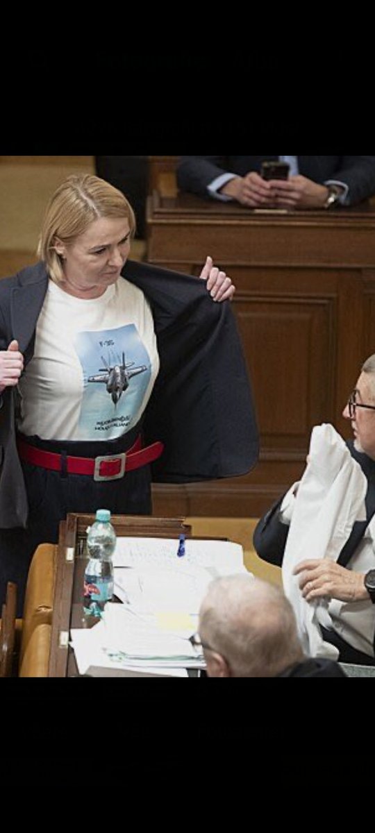 Pevoznk1's tweet photo. Nevíte někdo jak to ta paní Černochová dělá, že se během půl hodiny  takto změní...?
Foto je ze stejného dne! https://t.co/GbvI065Ra5