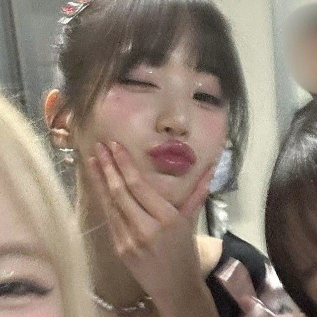 adivalice's tweet photo. Postando aqui minhas fotinhos de lei no banheiro da faculdade, boatos que tem que ser tirada todo ano pra dar sorte. Dessa vez com pose segurando o queixo pra ele não cair quando ver minha própria foto de tão bonita que eu estava. https://t.co/9JAvGpWsvS