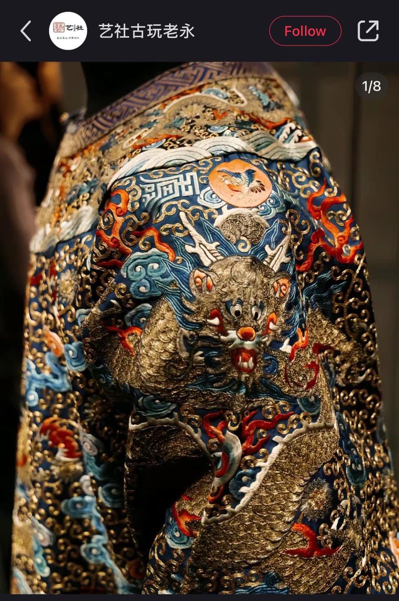 Хятадын эзэн хааны луугийн дээл харь оронд дэлгэгдэж байна гэсэн гарчигтай: 

Энэхүү эзэн хааны дээлийг 1800-аад оны үед Сухан дахь хааны урланд урлажээ. Одоо Британийн музейд байгаа.

1800-аад онд Сужоу, Ханжоу хотод урласан Хятадын эзэн хааны луут дээл нь Хятадын соёлын баялаг