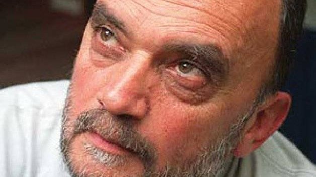 "Debido a que la velocidad de la luz es mucho mayor a la del sonido, ciertas personas nos parecen brillantes, un rato antes de escuchar las pelotudeces que dicen."   

-Roberto Fontanarrosa-