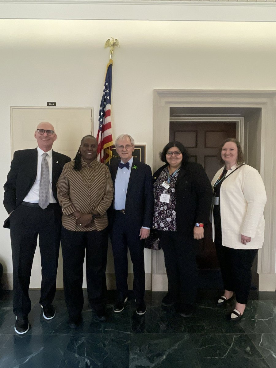 Lewis & Clark President Dr. Robin Holmes-Sullivan tweet media