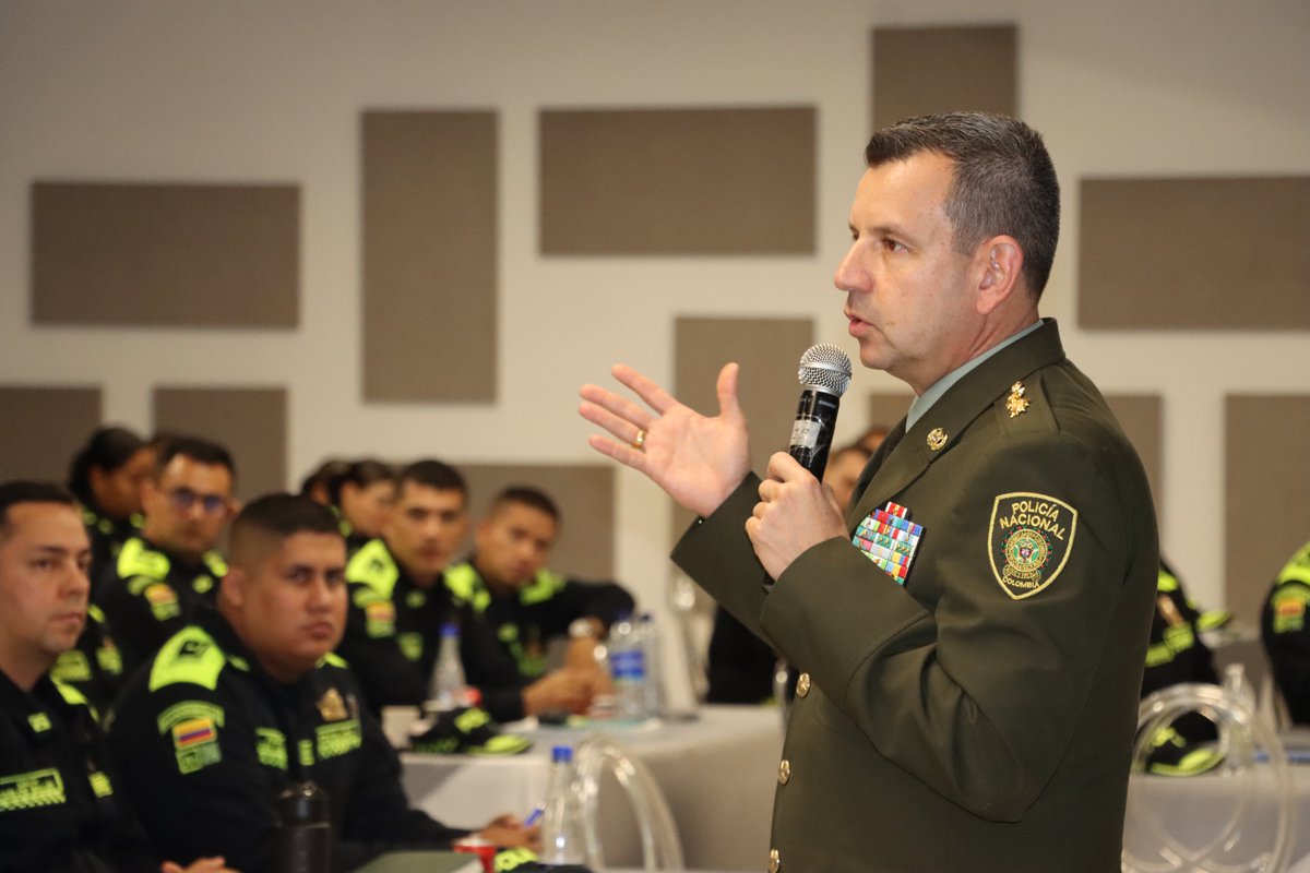 ServicioPolicia's tweet photo. #Bogotá | Con éxito culminamos capacitación en el servicio de policía orientado a las personas y a los territorios. 62 comandantes de Estación de @PoliciaColombia apropiaron esta estrategia diseñada para consolidar la seguridad y convivencia ciudadana. #DiosYPatria https://t.co/3hYzPqCfRD