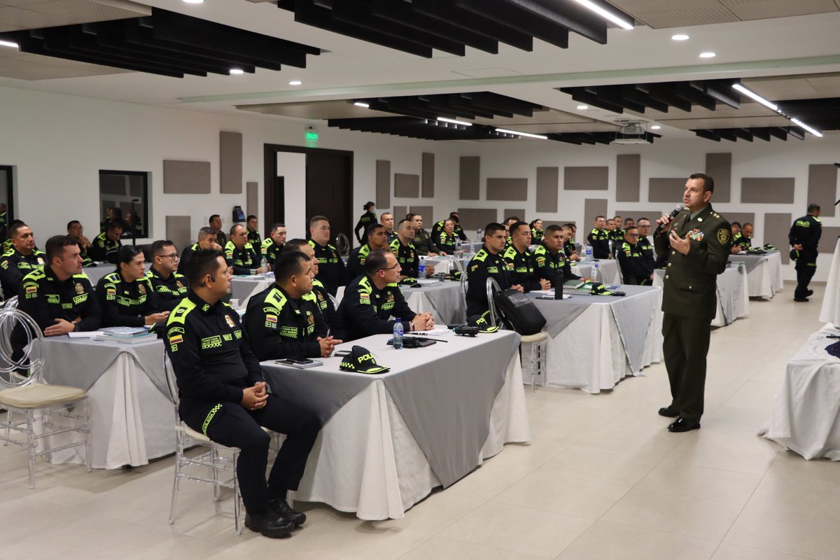 ServicioPolicia's tweet photo. #Bogotá | Con éxito culminamos capacitación en el servicio de policía orientado a las personas y a los territorios. 62 comandantes de Estación de @PoliciaColombia apropiaron esta estrategia diseñada para consolidar la seguridad y convivencia ciudadana. #DiosYPatria https://t.co/3hYzPqCfRD