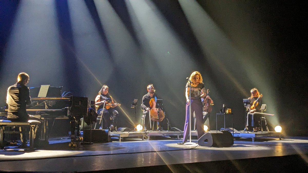 Naituutstad's tweet photo. Topavond met muzikale kameleon @AnnekeAnnique die na Kate Bush nu nu met strijkers en piano Metal nummers tot de essentie terug bracht. #HeavyStrings @spotmuziek https://t.co/v88Hk7kEhd