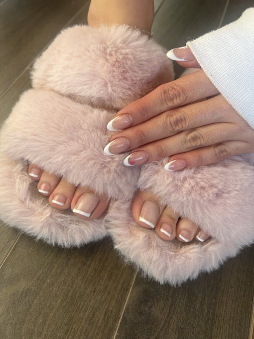 Getting new nails today 🩷💅🏼 these were so gorgeous. https://t.co/yyJxffj3xY