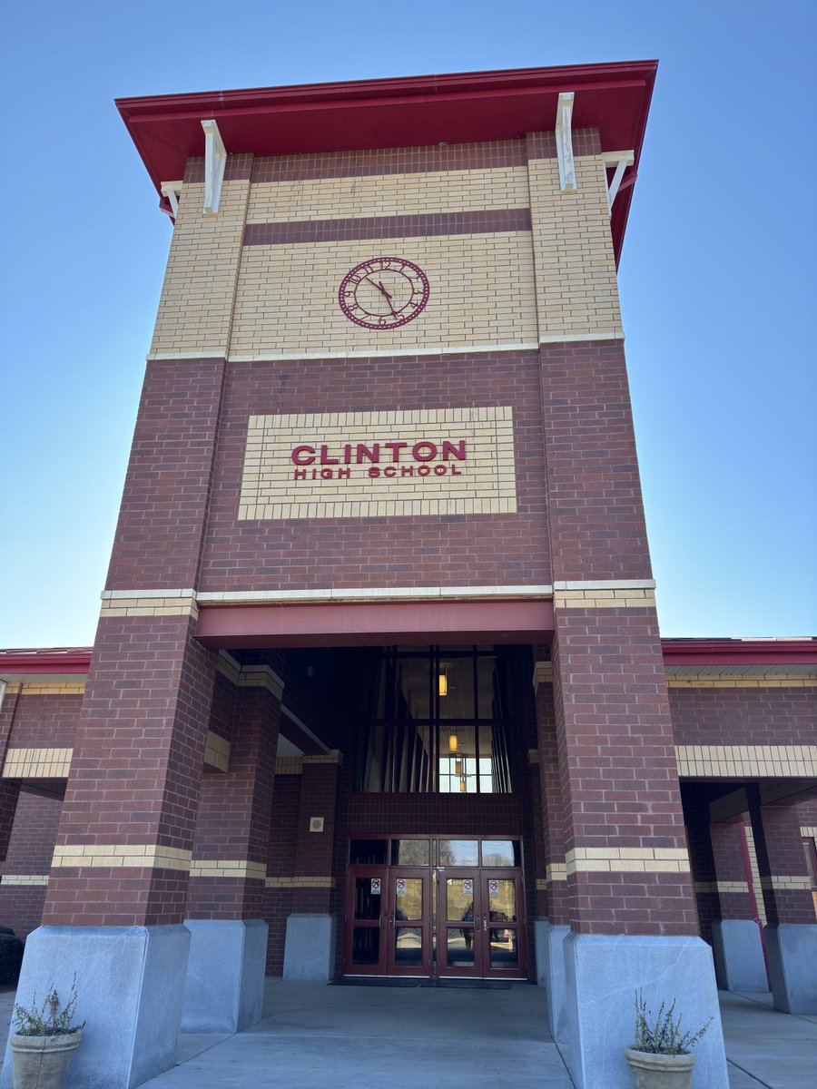 A week after a 14 yr. old Clinton High School student went into cardiac arrest during his gym class, the school is urging the community to learn the possibly life-saving CPR skills which saved the student.
trib.al/KiXM9Gb