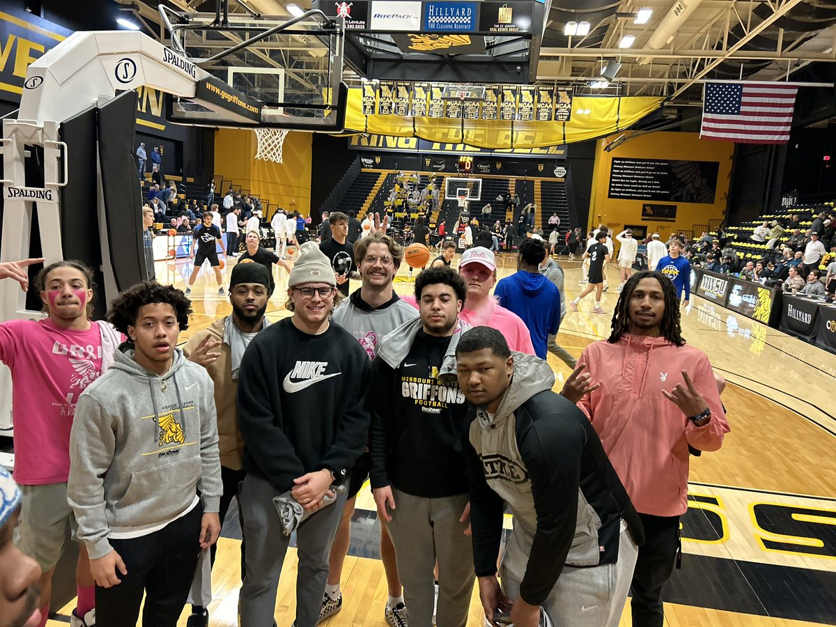 jakeberrey23's tweet photo. School Spirit:
Here is 9 football players showing their school spirit at the home basketball game last Saturday against Nebraska Kearny. #COM530 https://t.co/98JZL7T6bd