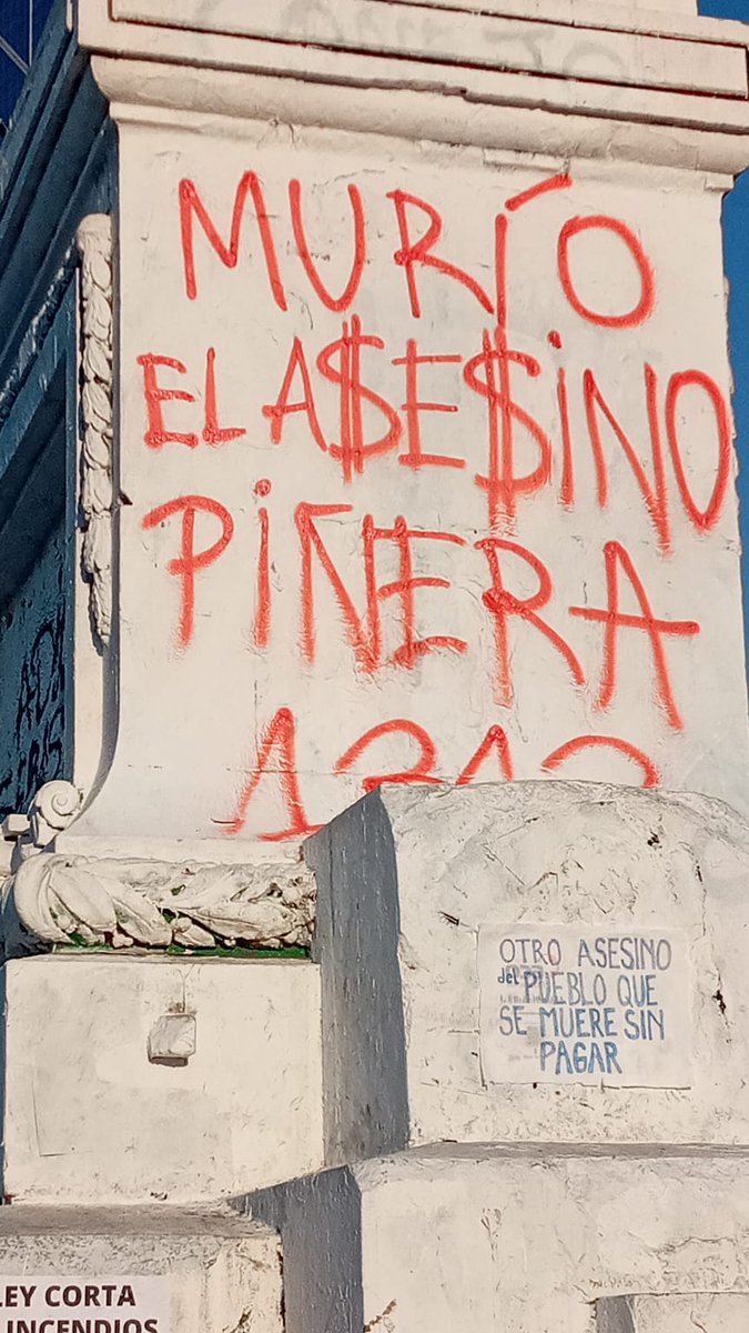 PiensaPrensa's tweet photo. Este es el ambiente en Plaza Dignidad. (19:45)
"El pueblo no olvida" https://t.co/elNtP3wZY3