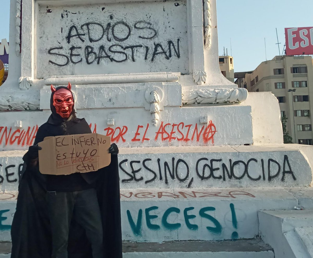 PiensaPrensa's tweet photo. Este es el ambiente en Plaza Dignidad. (19:45)
"El pueblo no olvida" https://t.co/elNtP3wZY3