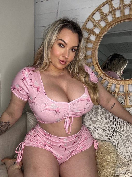 I have the best sleepovers  https://t.co/wczP1KRaj1 https://t.co/QoSRZZXWPR