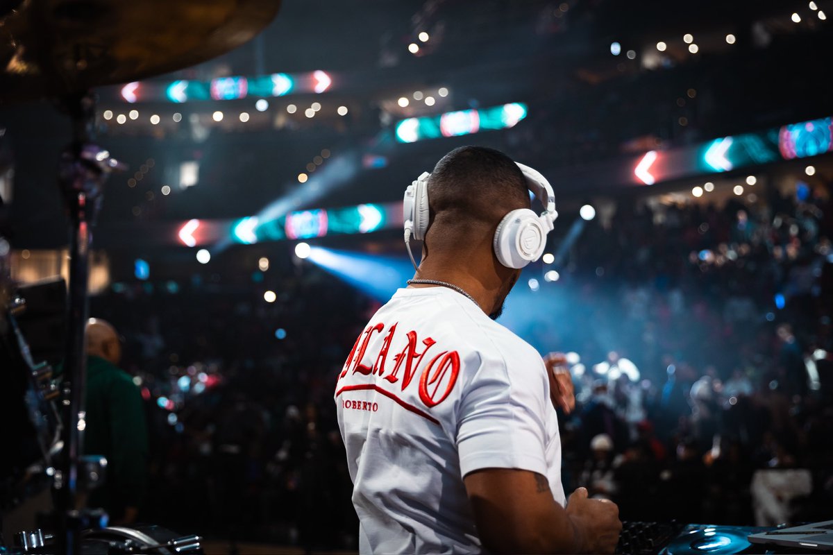 DJQUICKSILVA's tweet photo. MY HAPPY PLACE IS IN SOLD OUT ARENAS‼️ #InRealLife

For bookings email Shawn@UnrulyRecords.com 

#ThePartyKingpin #QuickSilva #QuickSilvaShow 
#IdontDJiPerform 
#InRealLife
#WhoIsQuickSilva https://t.co/QxhLOMeZUb