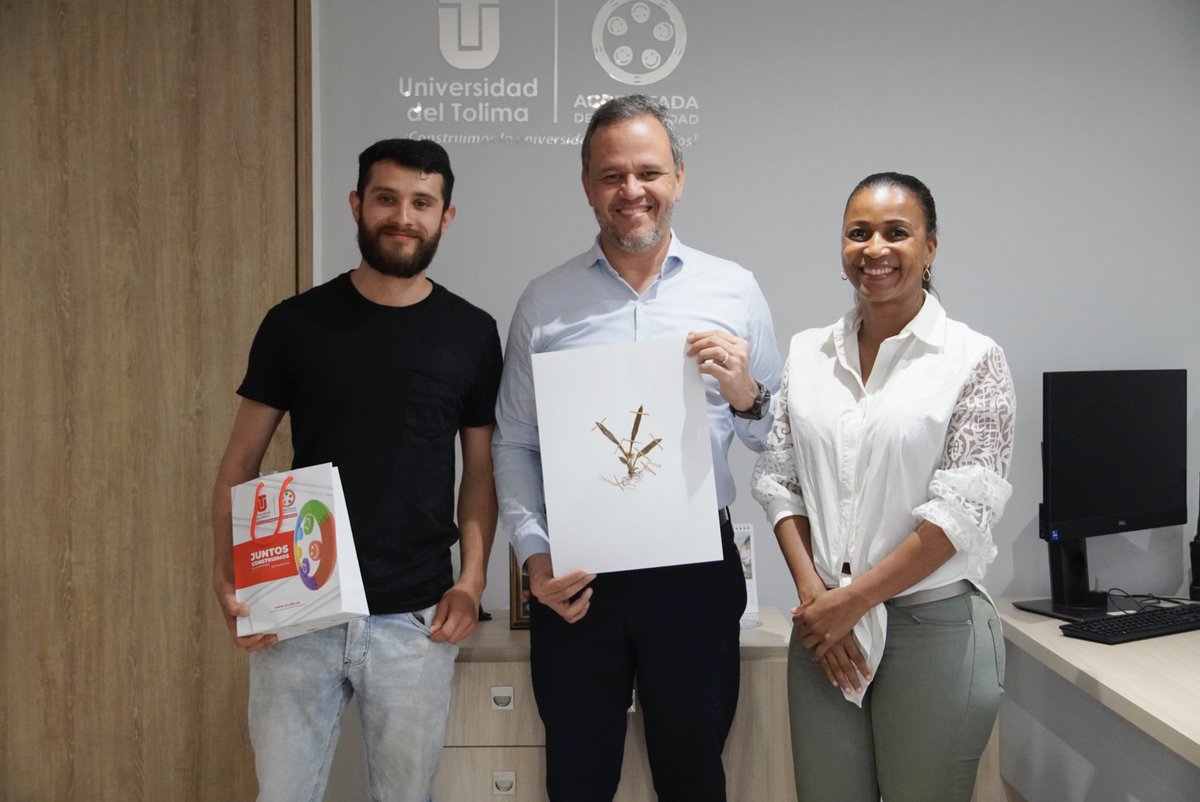 Hoy tuve el inmenso orgullo de reunirme con Mario Sierra, investigador egresado que estuvo en nuestra <a href="/Uni_Tolima/">Universidad del Tolima</a>, contribuyendo al acervo del Herbario Toli con el descubrimiento de una nueva especie de orquídea, recientemente publicada en la revista Harvard Papers In Botany.